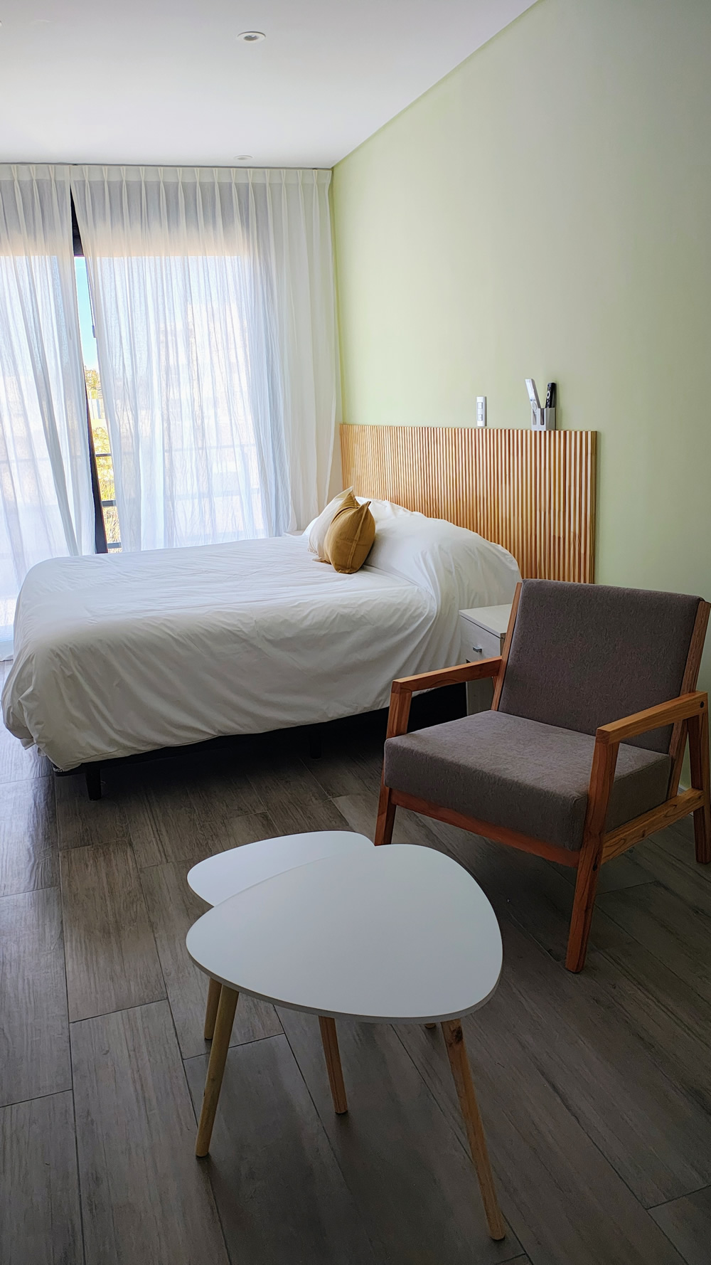 Dormitorio con balcón