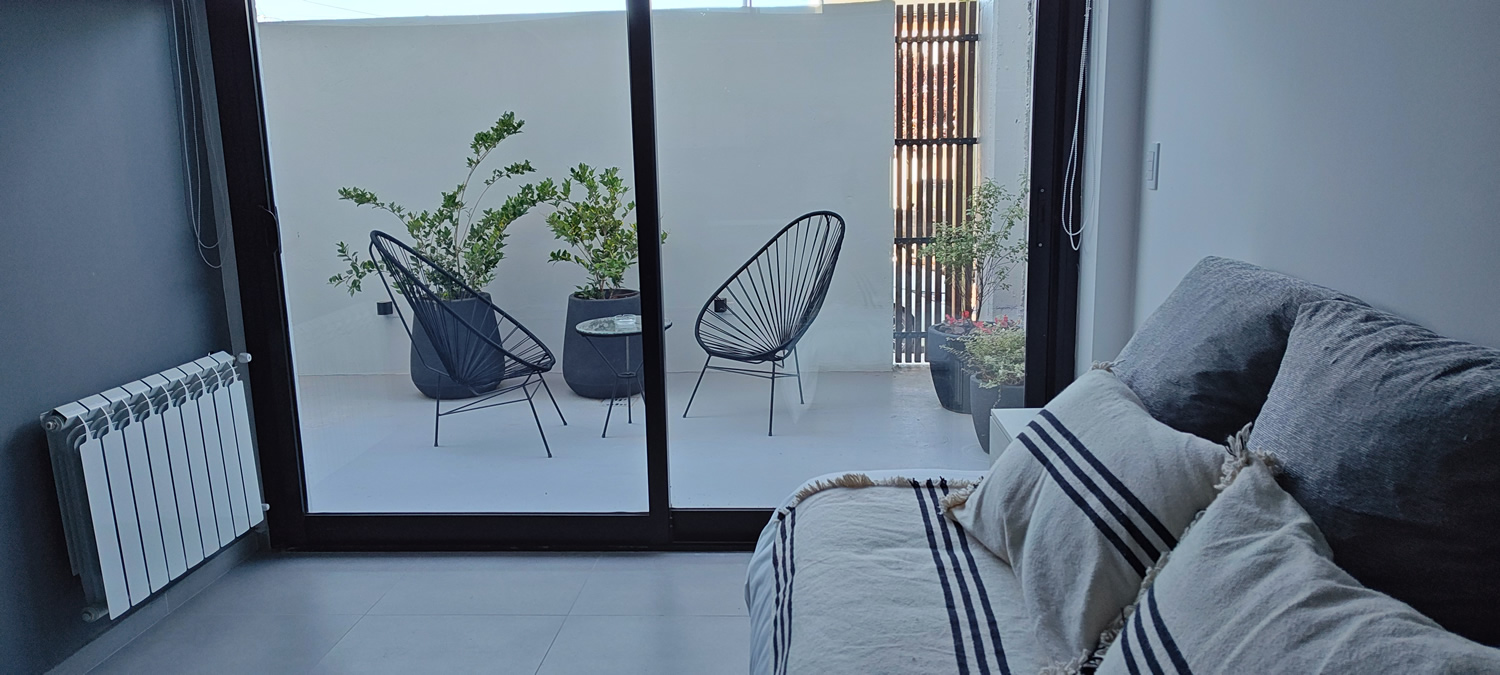 Interior con vista al balcón